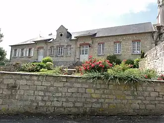 The town hall and school of Saconin-et-Breuil