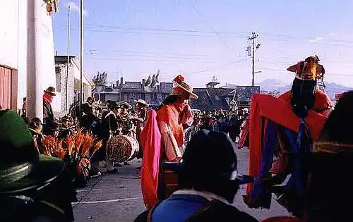 Celebration of Inti Raymi by the Salasaca, in the background the Chimborazo can be seen