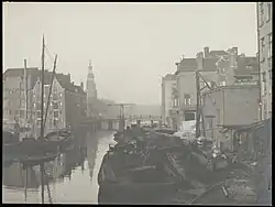 The Rapenburgwal towards Oudeschans with the Montelbaan tower. Foreground Peperbrug (bridge 281). (1900)