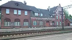 Photograph of the village station, 2015. The external graffiti ‘WDA’ relates to local football club Wda Świecie, while the ‘Z’ denotes regional allegiance to Zawisza Bydgoszcz.