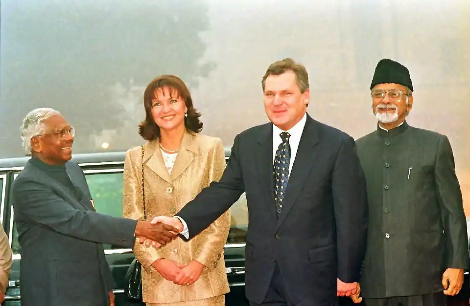 The ceremonial reception of the President of Poland, Aleksander Kwaśniewski and his wife Jolanta Kwaśniewska at the Rashtrapati Bhavan forecourt.jpg