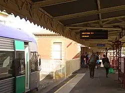 Passengers leaving a train at Ararat, 2008