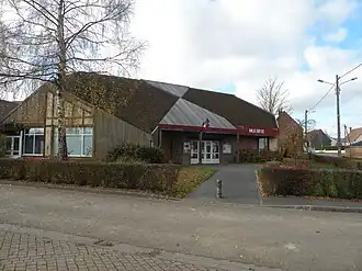 The town hall in Velennes