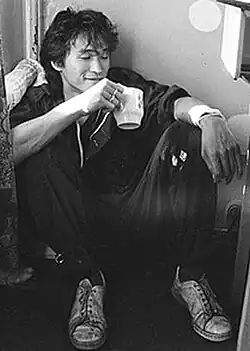 Tsoi in 1986, sitting on the floor and drinking tea