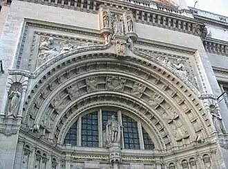Sculpture above the main entrance to the museum; the architect was Aston Webb.